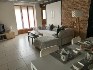 Jolie maison avec cheminée, à la campagne