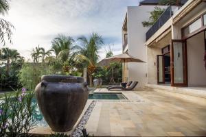 Spacious and Luxury Modern Villa with Huge Garden and Pool