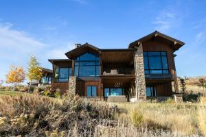 Luxurious Tuhaye Home with Modern Interior, Mountain Views