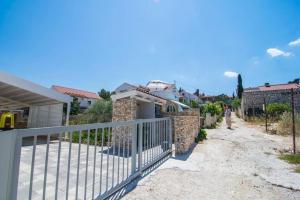 Apartments by the sea Splitska, Brac - 22683