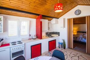 Apartments by the sea Splitska, Brac - 22683