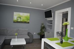 Apartments with a parking space Kastel Gomilica, Kastela - 22714