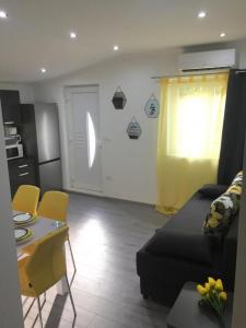 Apartments with a parking space Kastel Gomilica, Kastela - 22714