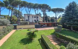 6 Bedroom Amazing Home In Roma