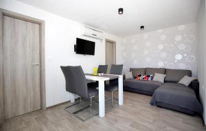 Gorgeous Home In Murter