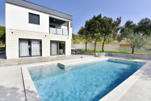 Holiday house with a swimming pool Vrana, Biograd - 22804 