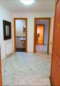 Appartement 141m2 Moderne Haut Standing de 3 Chambres - Internet Fibre à Ennasr 2 - Idéal pour Famille - Service Navette