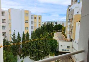 Appartement 141m2 Moderne Haut Standing de 3 Chambres - Internet Fibre à Ennasr 2 - Idéal pour Famille - Service Navette