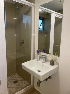 Durban uMhlanga, free parking, Fast Wifi, 5 min walk to gateway, 5 min drive to ocean mall with pool