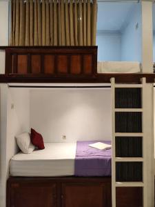 Giường Đơn Trong Phòng Nghỉ Tập Thể Cho Cả Nam Và Nữ (Single Bed in Mixed Dormitory Room)