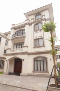 Biệt Thự Nhìn Ra Vườn (Villa with Garden View)