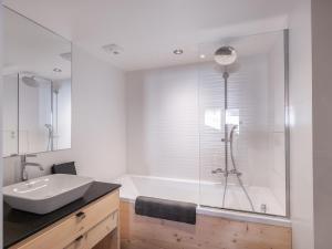 Appartement neuf 3 chambres proche pistes avec parking - FR-1-570-58