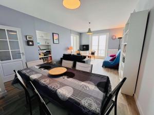 Appartements Quiberon - Appartement 4 pieces 100m² - Front de mer, balcon, parking, WIFI - FR-1-478-274 : photos des chambres