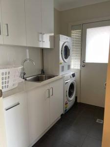 Stylish 4 Bedroom Urban Retreat!