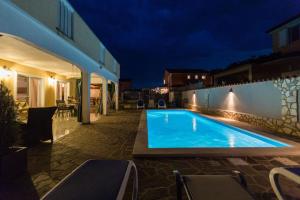 Moderne Ferienwohnung in Kaldanija mit Großer Terrasse