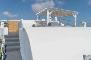 Dome suite,hot tub,sea view in Firostefani!