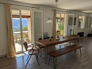 Provençal house between sea and vineyards