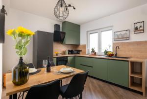 Green Nest, ground floor apt with private garden & garage - NEW IN 2024!