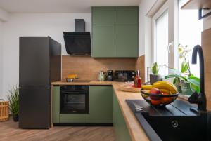 Green Nest, ground floor apt with private garden & garage - NEW IN 2024!