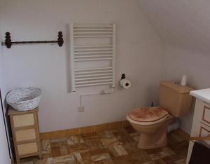 Maisons d'hotes La Noisetiere : Chambre Familiale - Vue sur Jardin