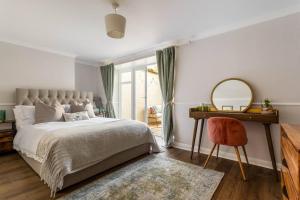 Stylish 2Bed 2Bath Seafront Patio Apartment