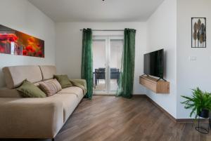 Green Nest, ground floor apt with garden & garage