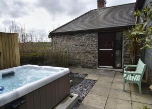 Old Round House with hot tub