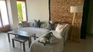 Jolie maison avec cheminée, à la campagne