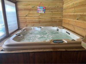 Maisons de vacances Villa jardin clos - piscine & jacuzzi privatif - animaux acceptes : photos des chambres