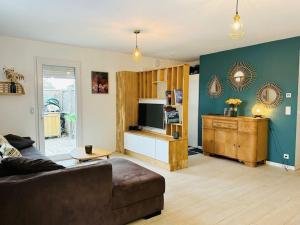 Maisons de vacances Villa jardin clos - piscine & jacuzzi privatif - animaux acceptes : Maison 3 Chambres