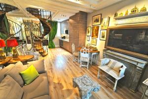 A Balcony on Notre Dame