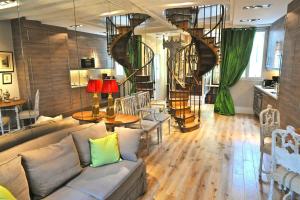 A Balcony on Notre Dame