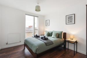 Modern & spacious 3 bed with free parking & lift in Shoreditch, next to station