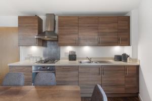 Modern & spacious 3 bed with free parking & lift in Shoreditch, next to station