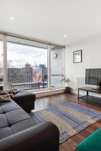 Modern & spacious 3 bed with free parking & lift in Shoreditch, next to station