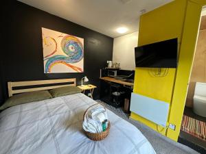 Mini Studio with Private Patio and Free Parking