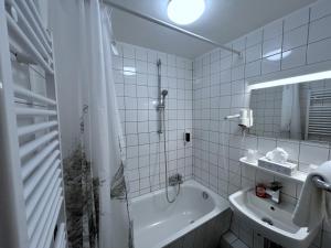Quadruple Room room in Brauereigasthof zur Münz seit 1586 Frühstück to go Abendessen bis 20 Uhr Sky