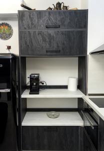 New Black & White Flat 5 Min Away From Sea Garden by Flat Mаnager