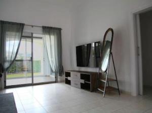 Beautiful villa five minutes from Coral Bay beach!