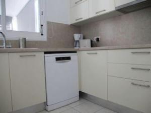 Beautiful villa five minutes from Coral Bay beach!