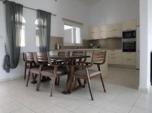 Beautiful villa five minutes from Coral Bay beach!