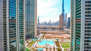 Burj Khalifa view with Grass Turf Balcony-Downtown by Tanami Holiday Homes