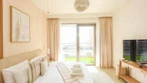 Burj Khalifa view with Grass Turf Balcony-Downtown by Tanami Holiday Homes