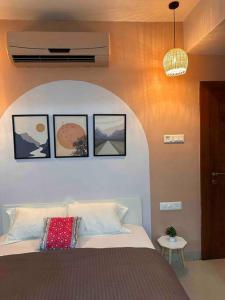Coral: Pvt Studio in Koregaon Park. WiFi SmartTv AC