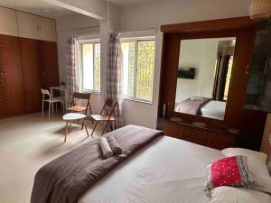 Coral: Pvt Studio in Koregaon Park. WiFi SmartTv AC