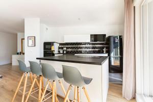 Grand appartement , Paris la Défense Arena, 50 mètres de la gare, 15 min Champs elysées