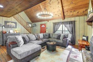 Secluded Sevierville Cabin Hot Tub and Mtn Views!