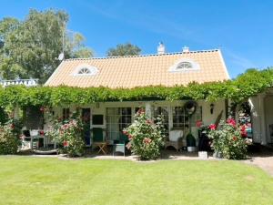 Modern guest house in Falsterbo within walking distance to the sea