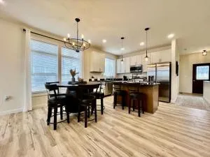 Beautiful NEW Ranch Home with a large deck and games - Jericho