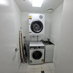 3BR Skyline Oasis w River Views, Gym, Carpark, FastWIFI, Tennis Court, Steam Room